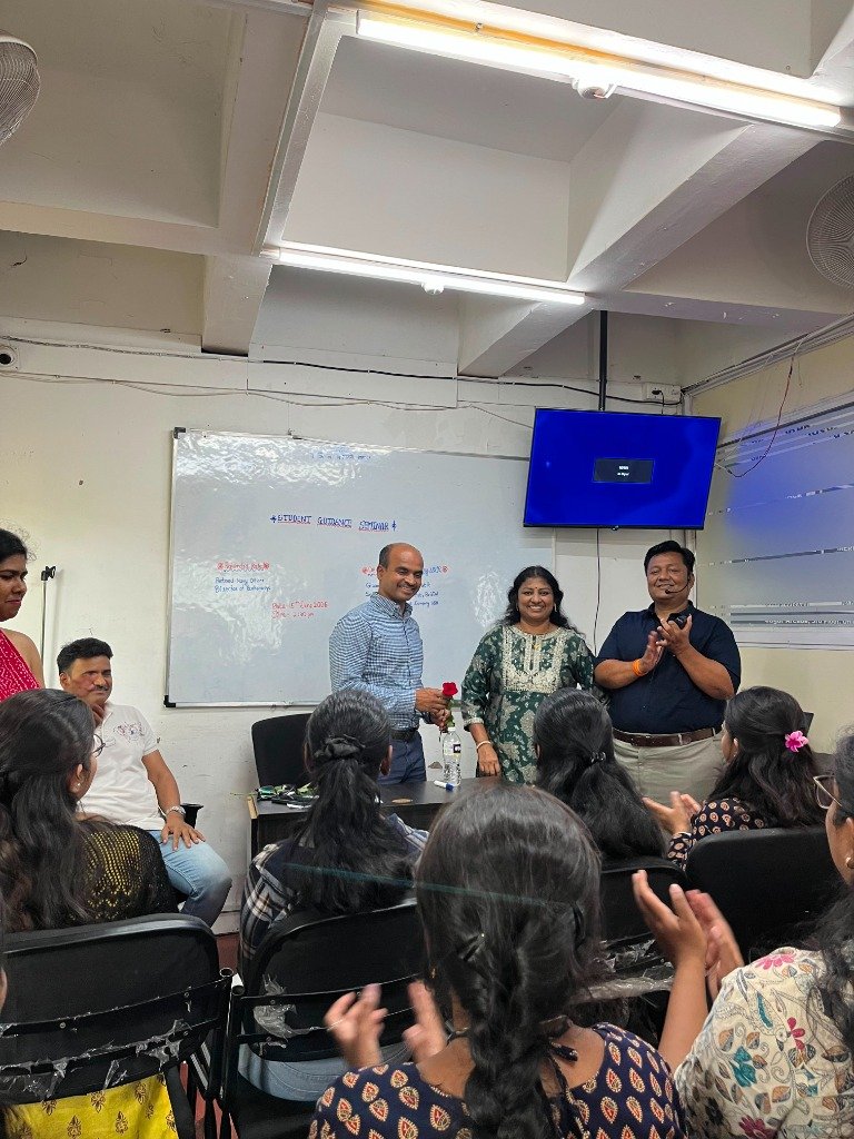 Student recognition and applause at PeakProSys Guidance Seminar